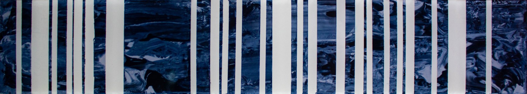 Líneas blancas verticales de diferentes anchuras sobre fondo azul oscuro.