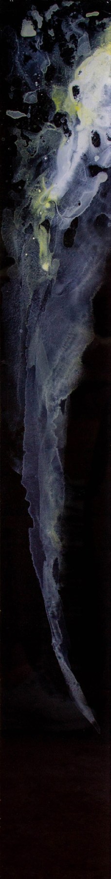 Pieza vertical estrecha con una corriente blanca y gris sobre fondo negro.